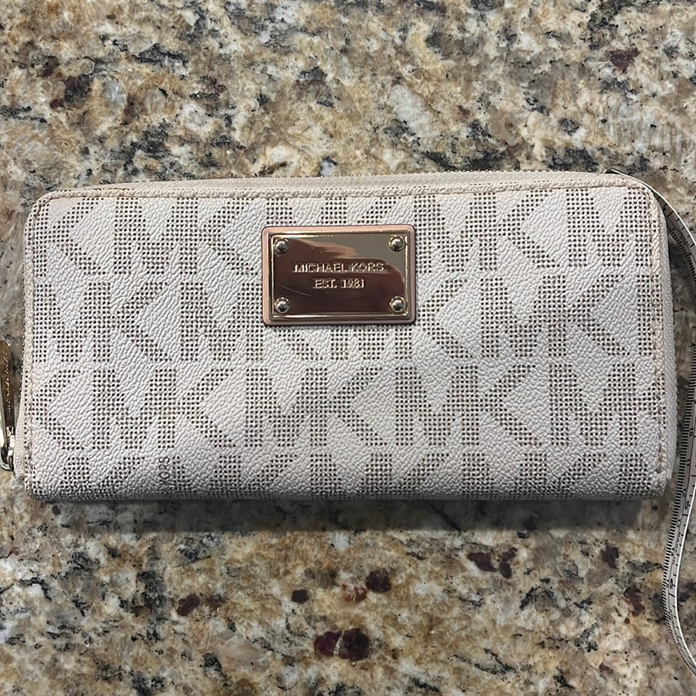 Classic Michael Kor’s wallet in excellent condition.